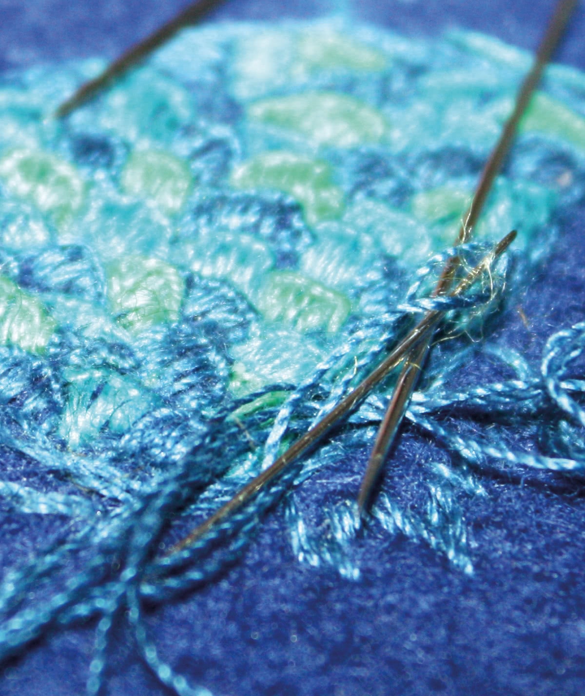 Linh effectue une broderie sur un t-shirt