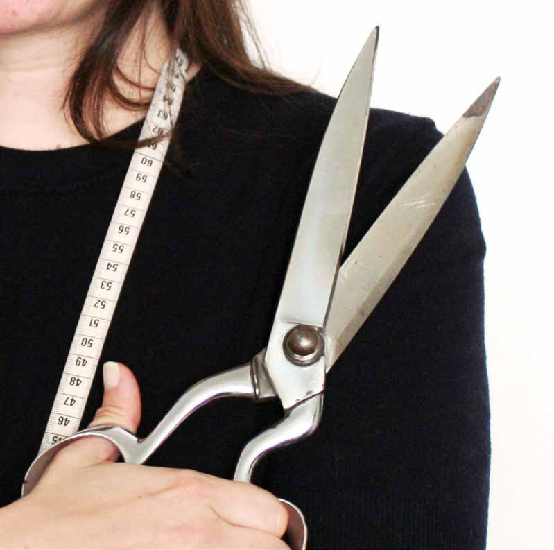 Une tilliste tenant une paire de ciseaux